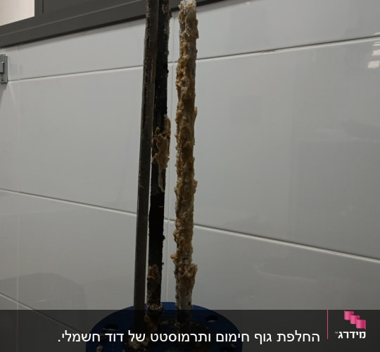 חלקי דוד שמש עם אבנית על צינורות וחיבורים חשמליים